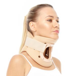 ORX-B208 Trakeostomili Philadelphia boyunluk, model üzerinde bej renkli